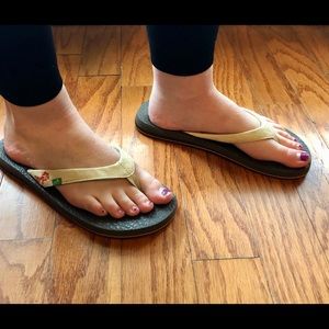 Sanuk size 8 flip flops